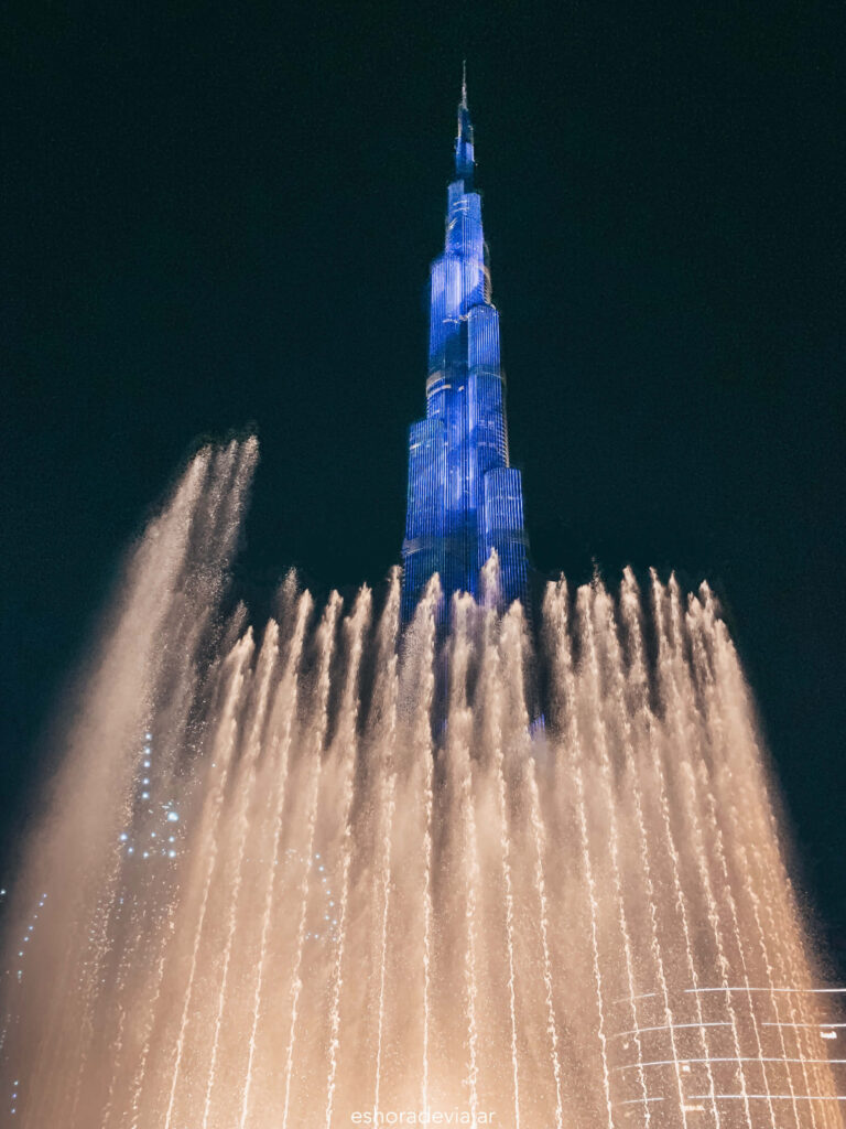 espectáculo de agua y luces al lado del Burj Khalifa